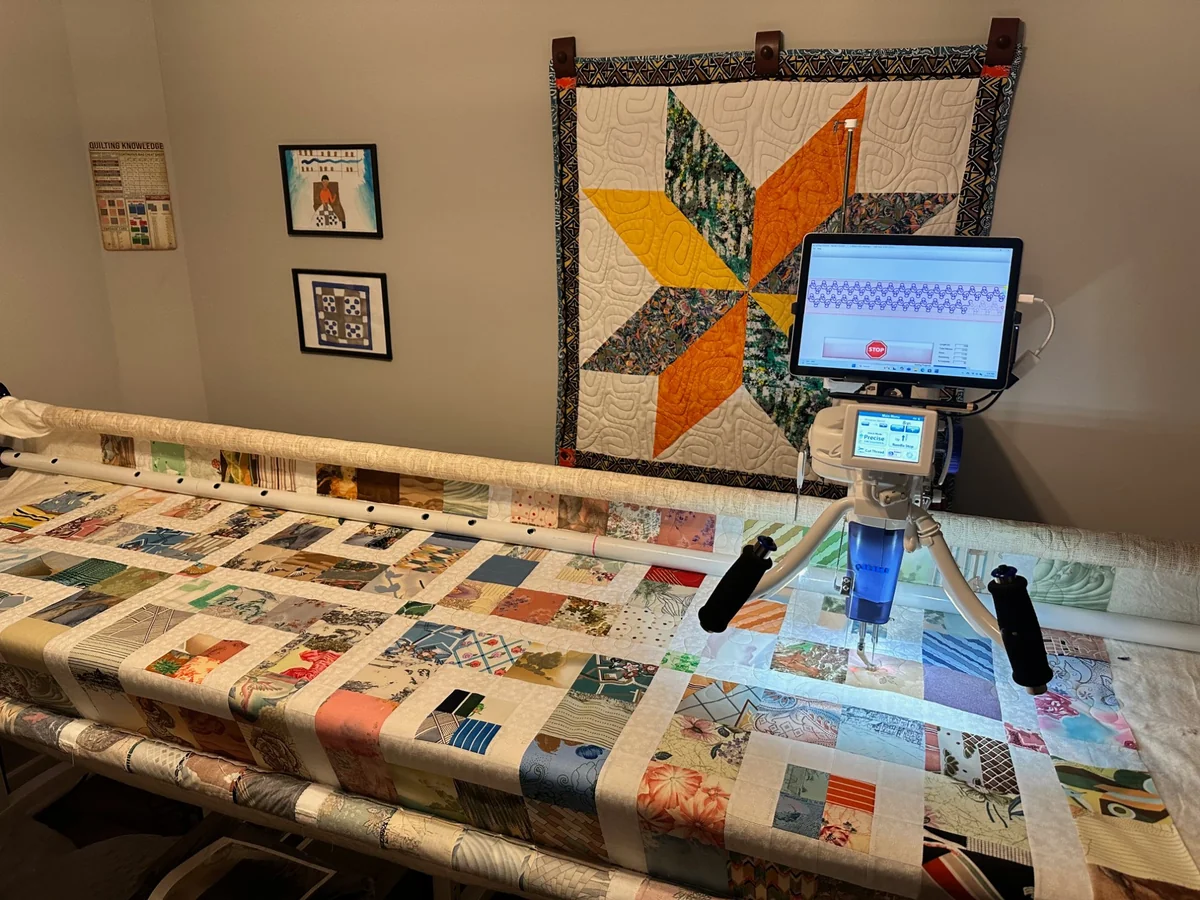 Finishing the scrappy quilt on a longarm sewing machine
